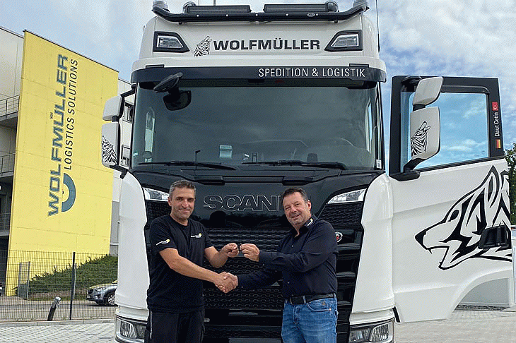 Timo Grahm überreicht den Fahrzeugschlüssel des Scania 540 S an Cetin Daut