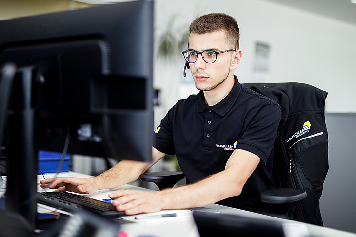Disponent der Firma Wolfmüller am Computer