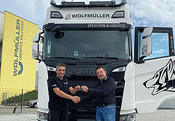 Timo Grahm überreicht den Fahrzeugschlüssel des Scania 540 S an Cetin Daut