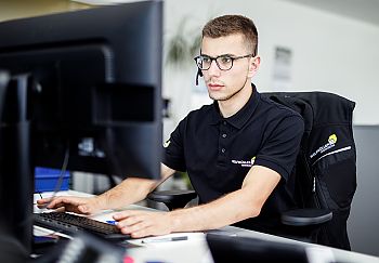 Disponent der Firma Wolfmüller am Computer