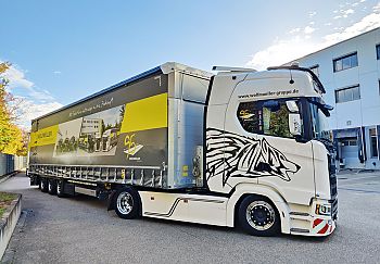 LKW der Spedition Wolfmüller fährt auf den Hof der Firma