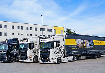 LKW der Spedition Wolfmüller fährt auf den Hof der Firma